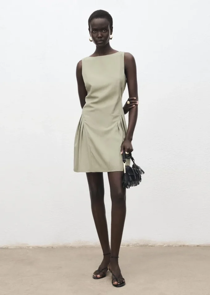 Kleid mit U-Boot-Ausschnitt und Falten Kleid mit U-Boot-Ausschnitt und Falten