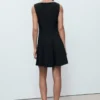 Kleid mit U-Boot-Ausschnitt und Falten Kleid mit U-Boot-Ausschnitt und Falten