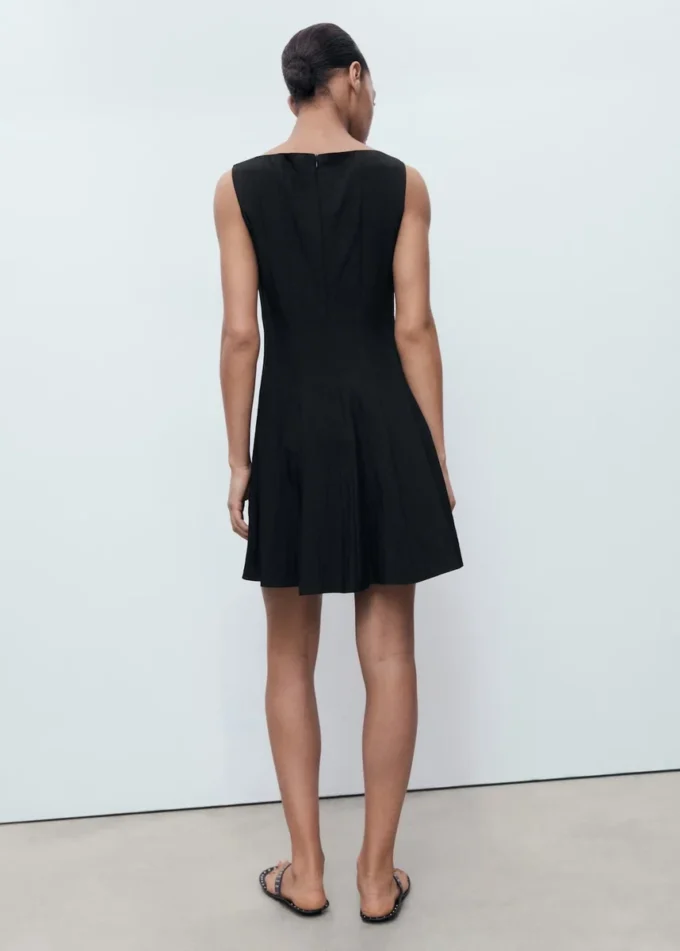 Kleid mit U-Boot-Ausschnitt und Falten Kleid mit U-Boot-Ausschnitt und Falten