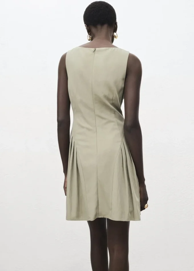 Kleid mit U-Boot-Ausschnitt und Falten Kleid mit U-Boot-Ausschnitt und Falten