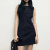 Kleid mit U-Boot-Ausschnitt und Nadelstreifen Kleid mit U-Boot-Ausschnitt und Nadelstreifen