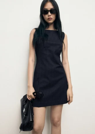 Kleid mit U-Boot-Ausschnitt und Nadelstreifen