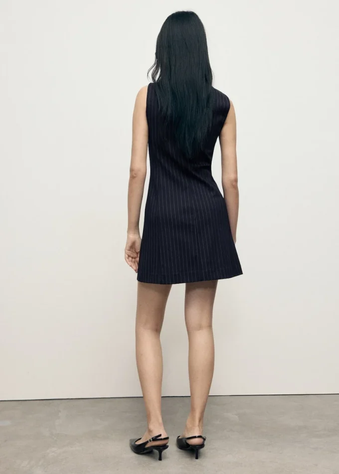 Kleid mit U-Boot-Ausschnitt und Nadelstreifen Kleid mit U-Boot-Ausschnitt und Nadelstreifen