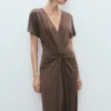 Kleid mit V-Ausschnitt und gerafftem Ausschnitt Kleid mit V-Ausschnitt und gerafftem Ausschnitt