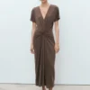 Kleid mit V-Ausschnitt und gerafftem Ausschnitt Kleid mit V-Ausschnitt und gerafftem Ausschnitt