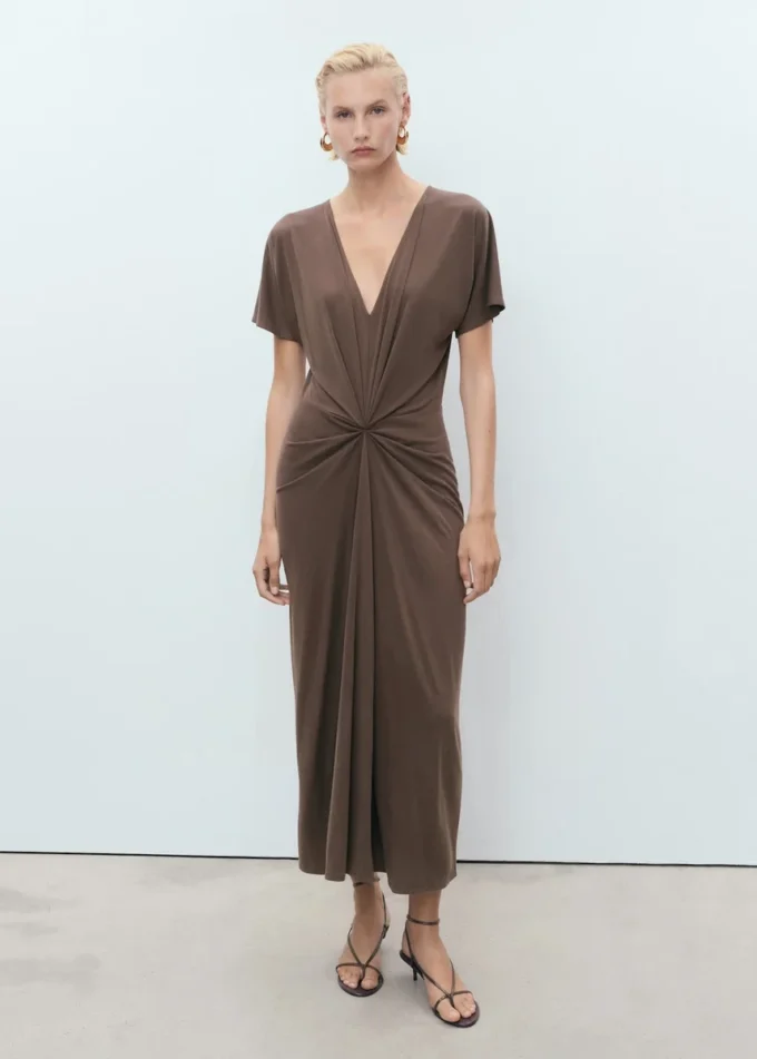 Kleid mit V-Ausschnitt und gerafftem Ausschnitt Kleid mit V-Ausschnitt und gerafftem Ausschnitt