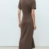 Kleid mit V-Ausschnitt und gerafftem Ausschnitt Kleid mit V-Ausschnitt und gerafftem Ausschnitt