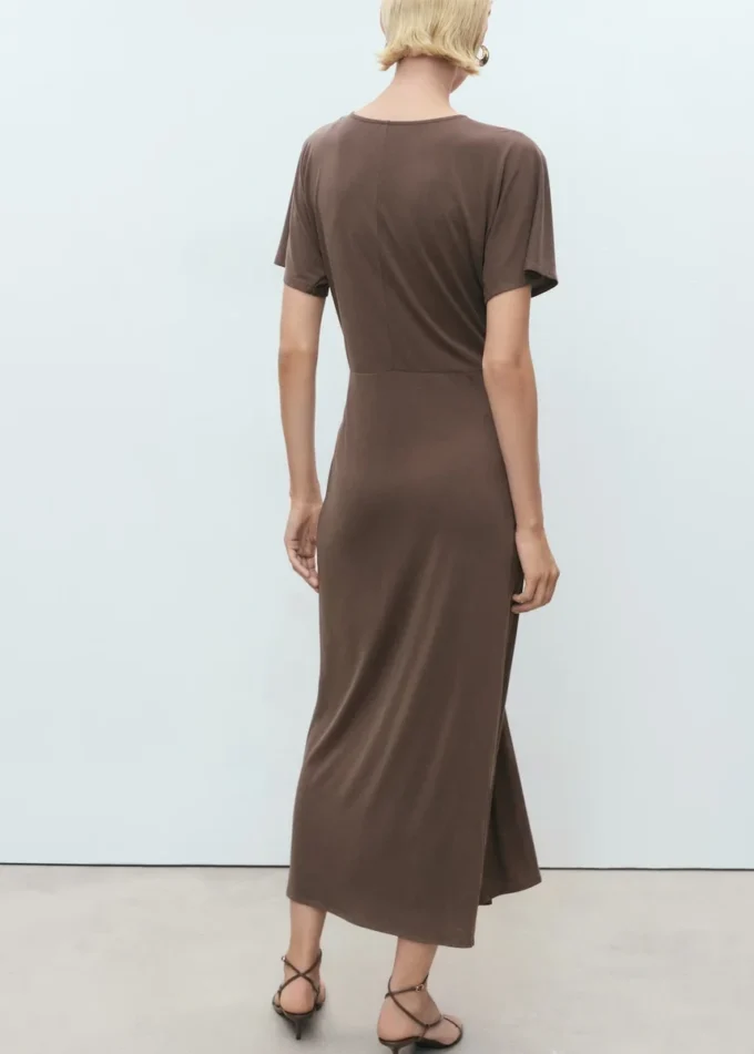Kleid mit V-Ausschnitt und gerafftem Ausschnitt Kleid mit V-Ausschnitt und gerafftem Ausschnitt