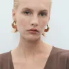 Kleid mit V-Ausschnitt und gerafftem Ausschnitt Kleid mit V-Ausschnitt und gerafftem Ausschnitt