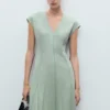 Kleid mit V-Ausschnitt und Ziernähten Kleid mit V-Ausschnitt und Ziernähten