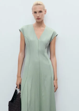 Kleid mit V-Ausschnitt und Ziernähten