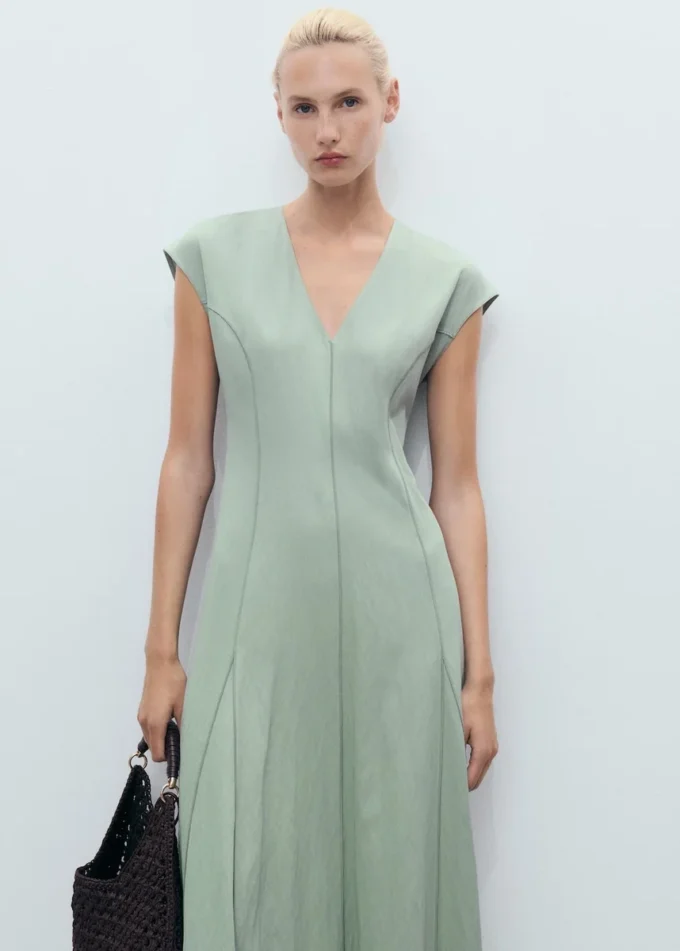 Kleid mit V-Ausschnitt und Ziernähten Kleid mit V-Ausschnitt und Ziernähten