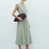 Kleid mit V-Ausschnitt und Ziernähten Kleid mit V-Ausschnitt und Ziernähten