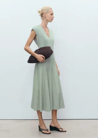 Kleid mit V-Ausschnitt und Ziernähten
