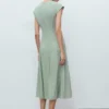 Kleid mit V-Ausschnitt und Ziernähten Kleid mit V-Ausschnitt und Ziernähten