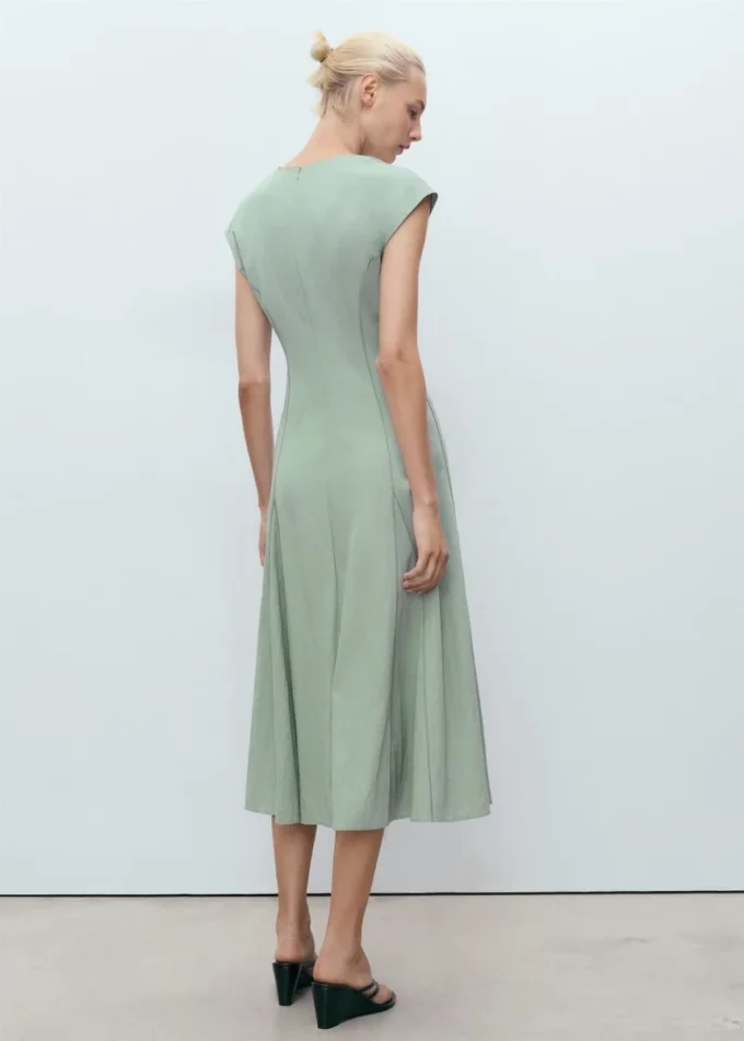 Kleid mit V-Ausschnitt und Ziernähten Kleid mit V-Ausschnitt und Ziernähten