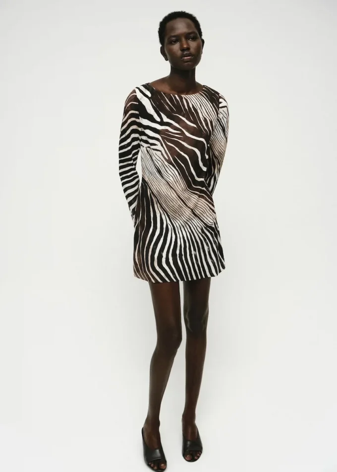Kleid mit Zebra-Print und ausgestellten Ärmeln Kleid mit Zebra-Print und ausgestellten Ärmeln