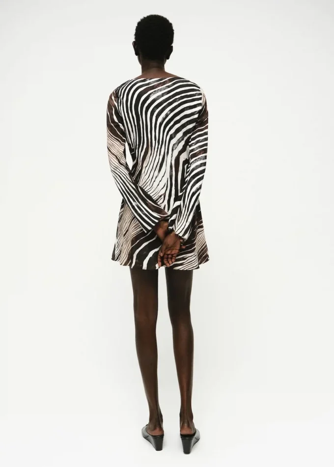 Kleid mit Zebra-Print und ausgestellten Ärmeln Kleid mit Zebra-Print und ausgestellten Ärmeln