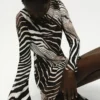 Kleid mit Zebra-Print und ausgestellten Ärmeln Kleid mit Zebra-Print und ausgestellten Ärmeln