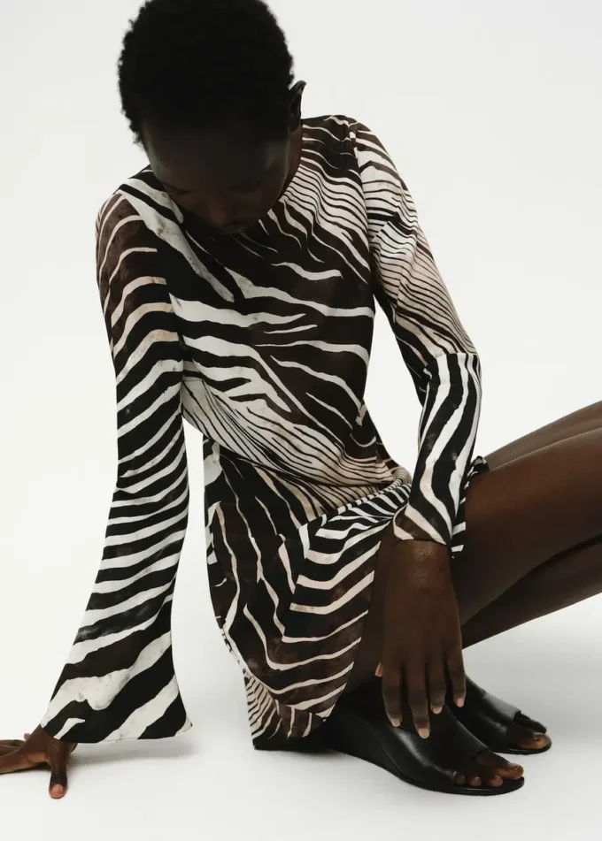 Kleid mit Zebra-Print und ausgestellten Ärmeln Kleid mit Zebra-Print und ausgestellten Ärmeln
