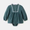 Kleid und Frosch mit Stickdetails Kleid und Frosch mit Stickdetails