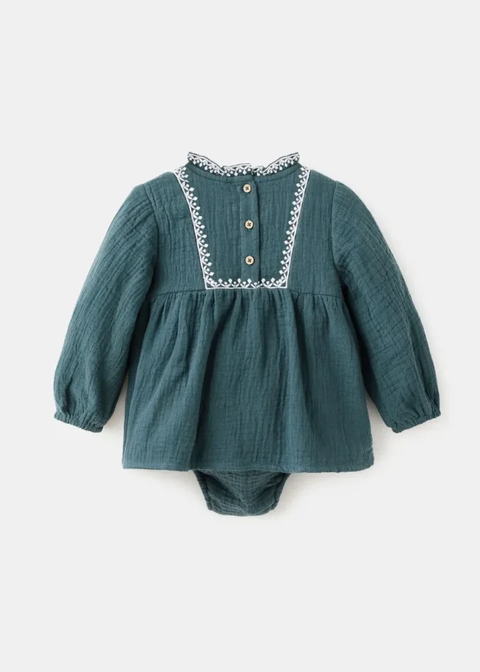 Kleid und Frosch mit Stickdetails Kleid und Frosch mit Stickdetails