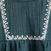 Kleid und Frosch mit Stickdetails Kleid und Frosch mit Stickdetails