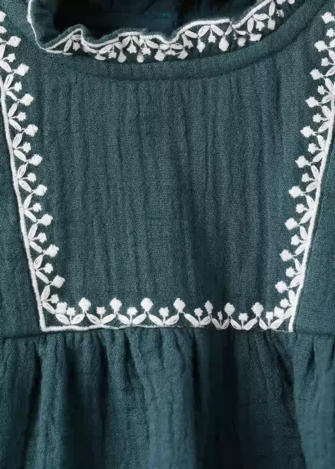 Kleid und Frosch mit Stickdetails Kleid und Frosch mit Stickdetails