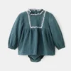 Kleid und Frosch mit Stickdetails Kleid und Frosch mit Stickdetails