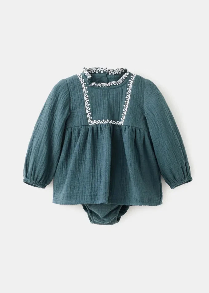 Kleid und Frosch mit Stickdetails Kleid und Frosch mit Stickdetails