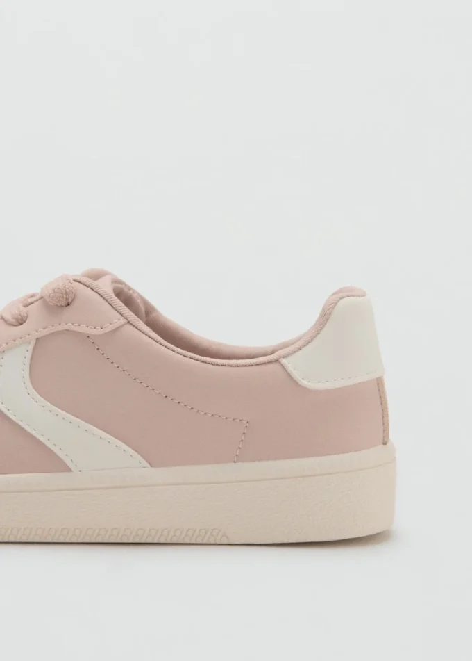 Kombinierte Sneakers mit Schnürsenkeln Kombinierte Sneakers mit Schnürsenkeln