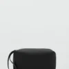 Kosmetiktasche mit kontrastierendem Riemen und Noppenstruktur
