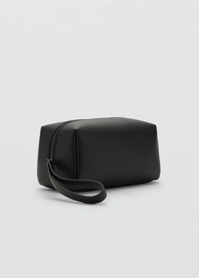 Kosmetiktasche mit kontrastierendem Riemen und Noppenstruktur