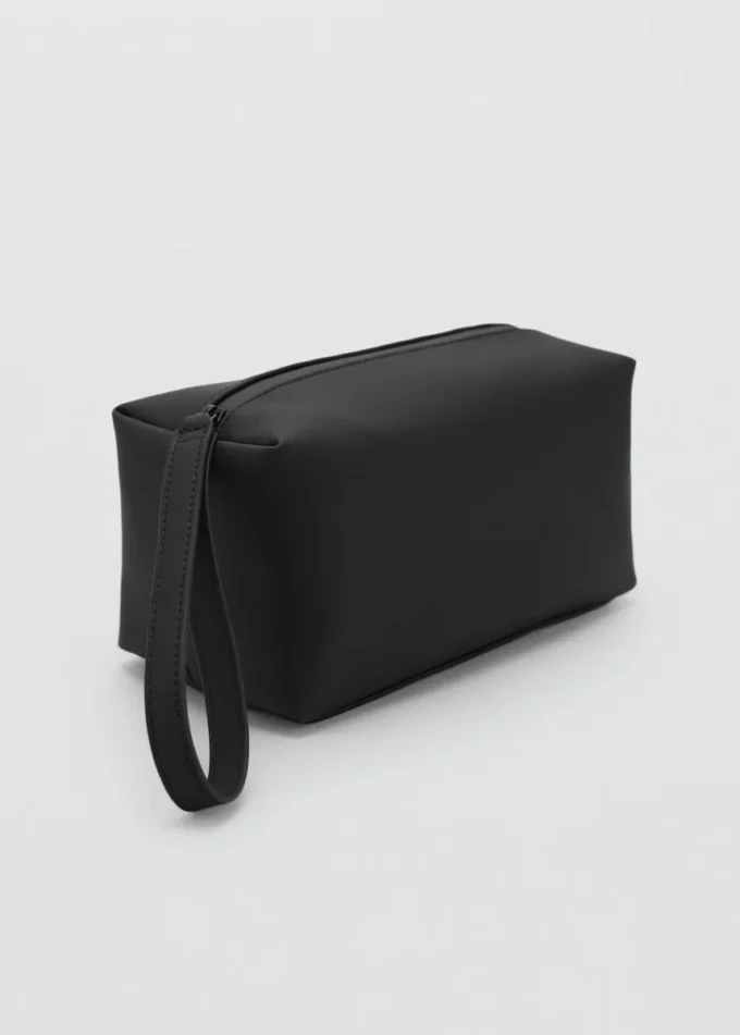 Kosmetiktasche mit kontrastierendem Riemen und Noppenstruktur