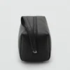 Kosmetiktasche mit kontrastierendem Riemen und Noppenstruktur