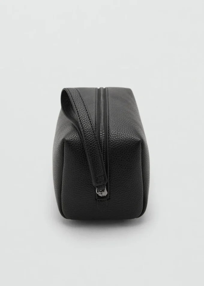 Kosmetiktasche mit kontrastierendem Riemen und Noppenstruktur