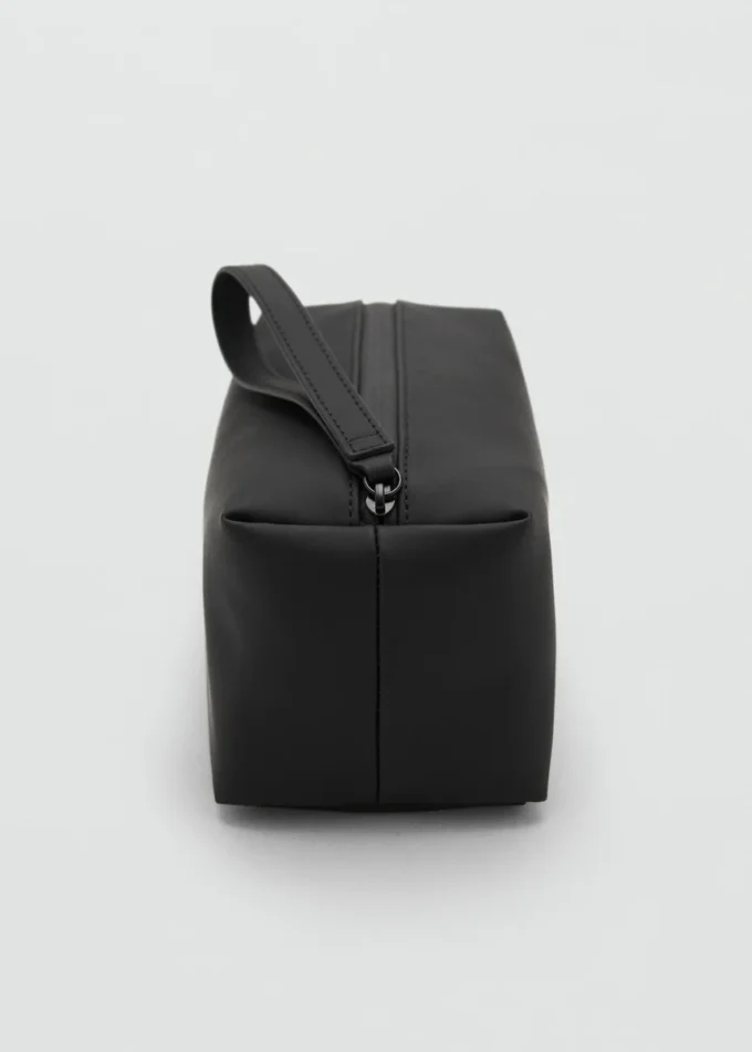 Kosmetiktasche mit kontrastierendem Riemen und Noppenstruktur