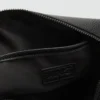 Kosmetiktasche mit kontrastierendem Riemen und Noppenstruktur
