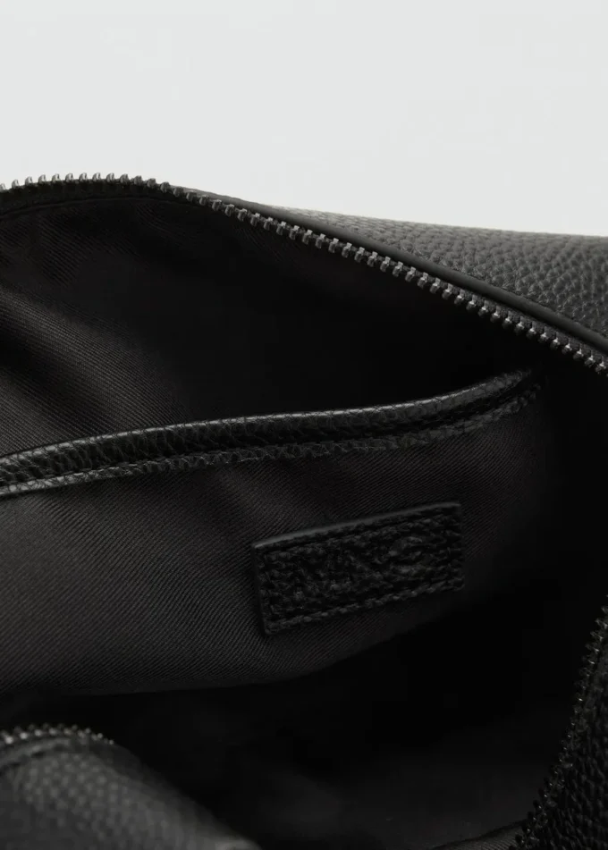 Kosmetiktasche mit kontrastierendem Riemen und Noppenstruktur