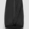 Kosmetiktasche mit kontrastierendem Riemen und Noppenstruktur