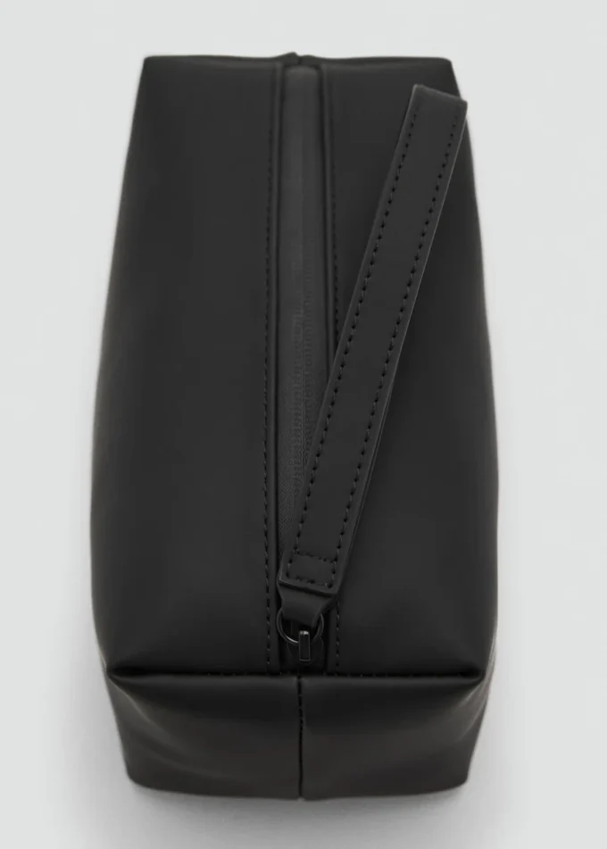 Kosmetiktasche mit kontrastierendem Riemen und Noppenstruktur