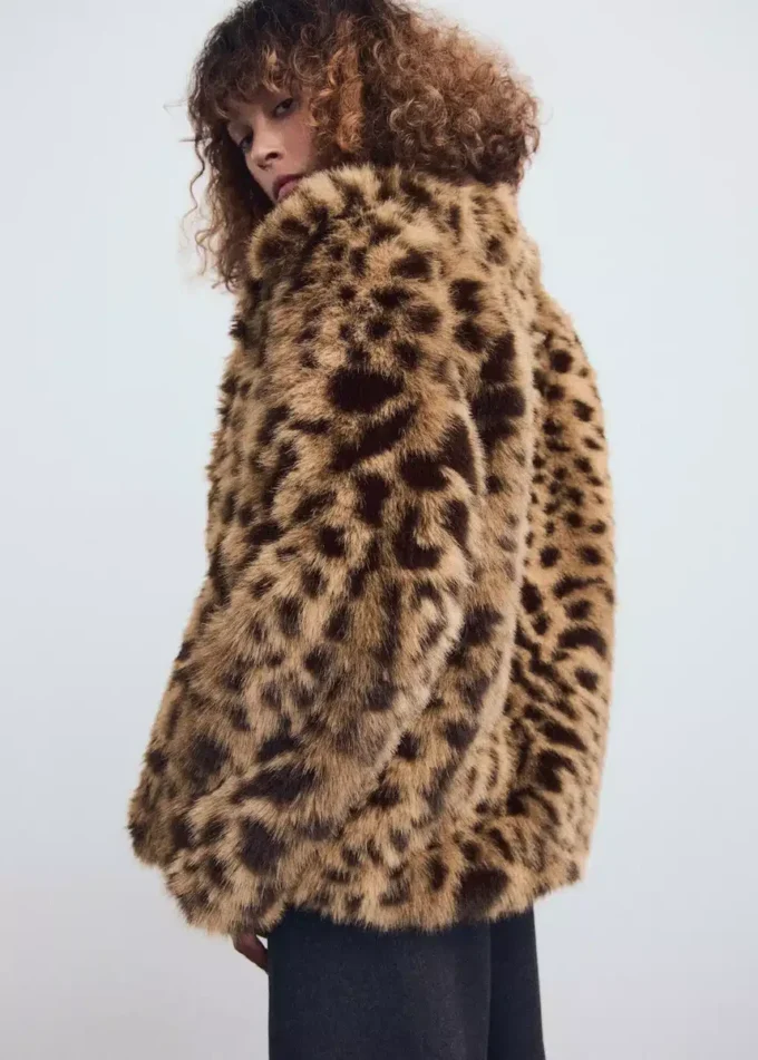 Kunstfellmantel mit Leopardenmuster