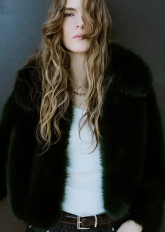 Kurze Jacke aus Kunstfell