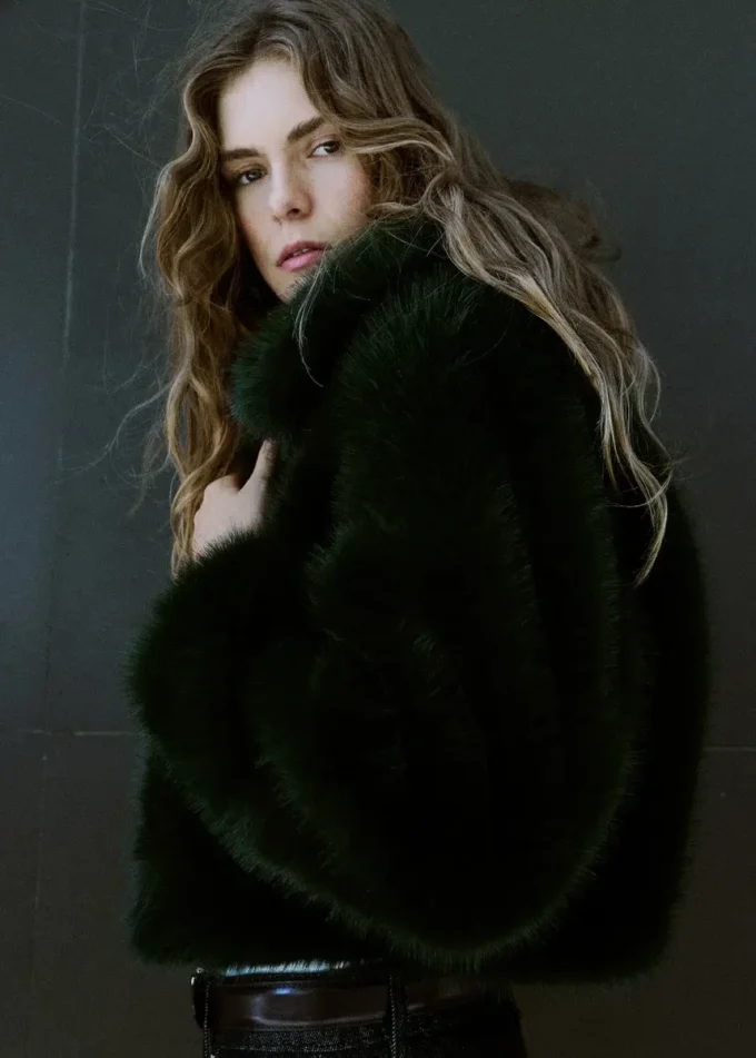 Kurze Jacke aus Kunstfell