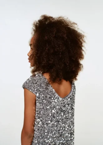 Kurzes Kleid mit Pailletten Kurzes Kleid mit Pailletten