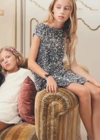 Kurzes Kleid mit Pailletten Kurzes Kleid mit Pailletten