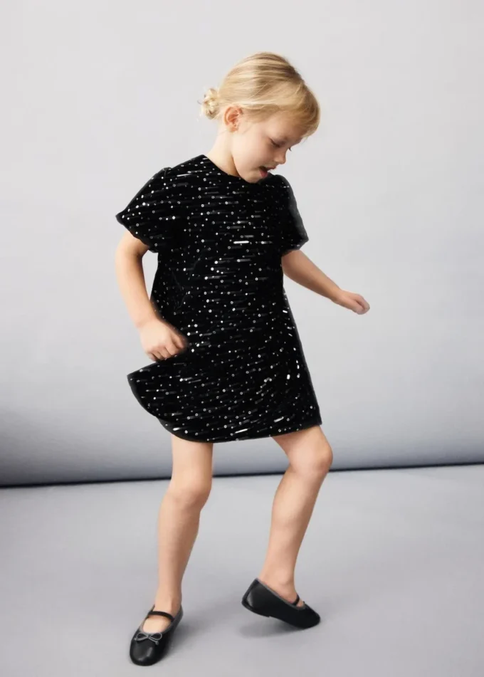 Kurzes Kleid mit Pailletten