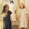 Kurzes Kleid mit Pailletten Kurzes Kleid mit Pailletten