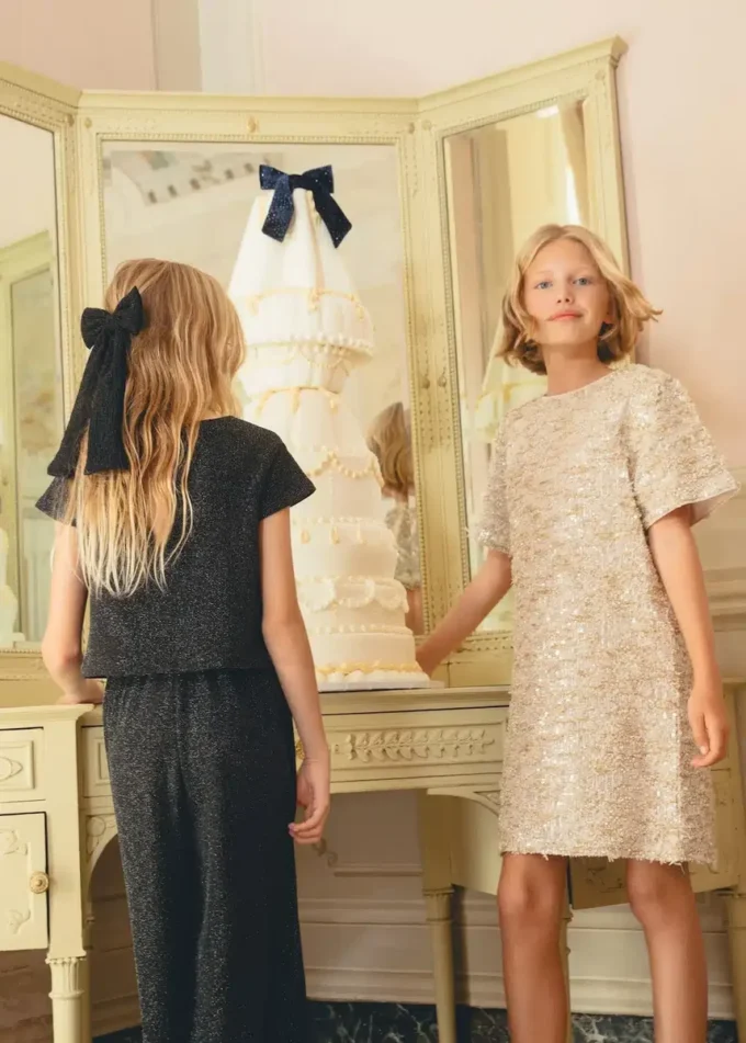 Kurzes Kleid mit Pailletten Kurzes Kleid mit Pailletten