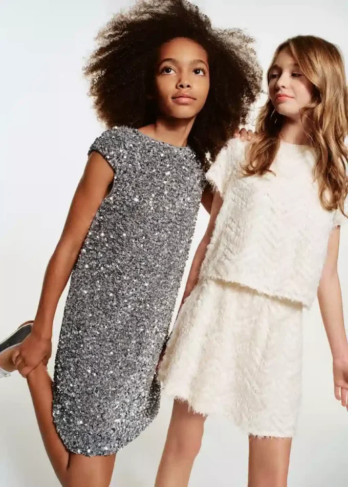 Kurzes Kleid mit Pailletten